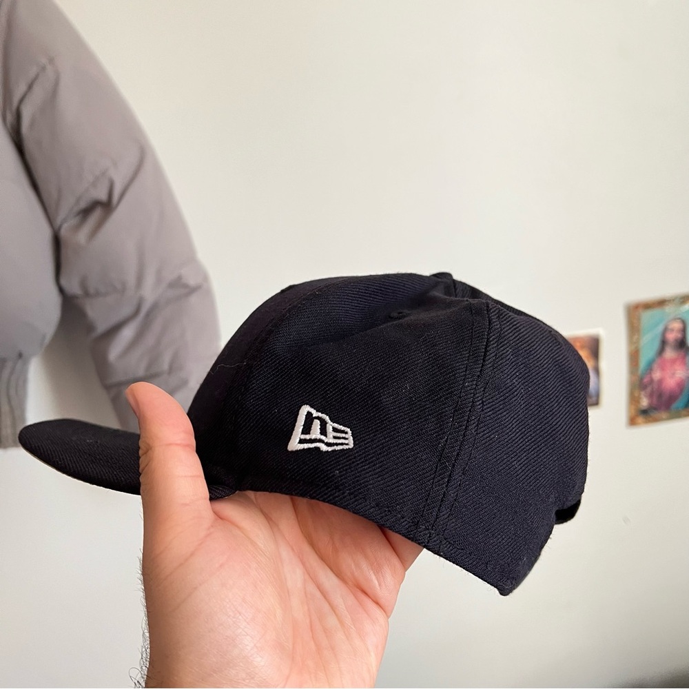 New Era Black New York Yankees Fitted Cap with White NY Emblem - Picture 3 of 3
